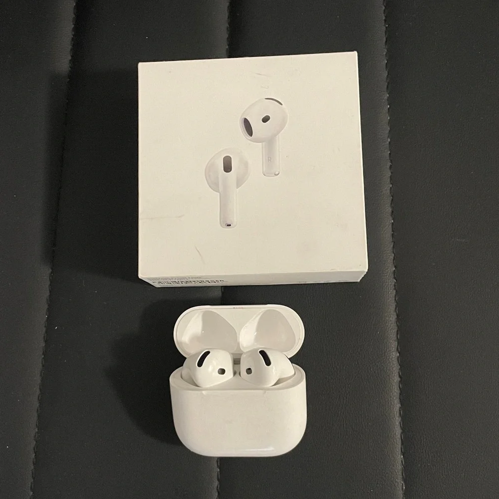 Apple White Wireless Earbuds with Charging Case